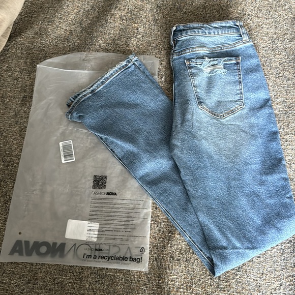 NWT fashion nova distressed jeans - Picture 5 of 7
